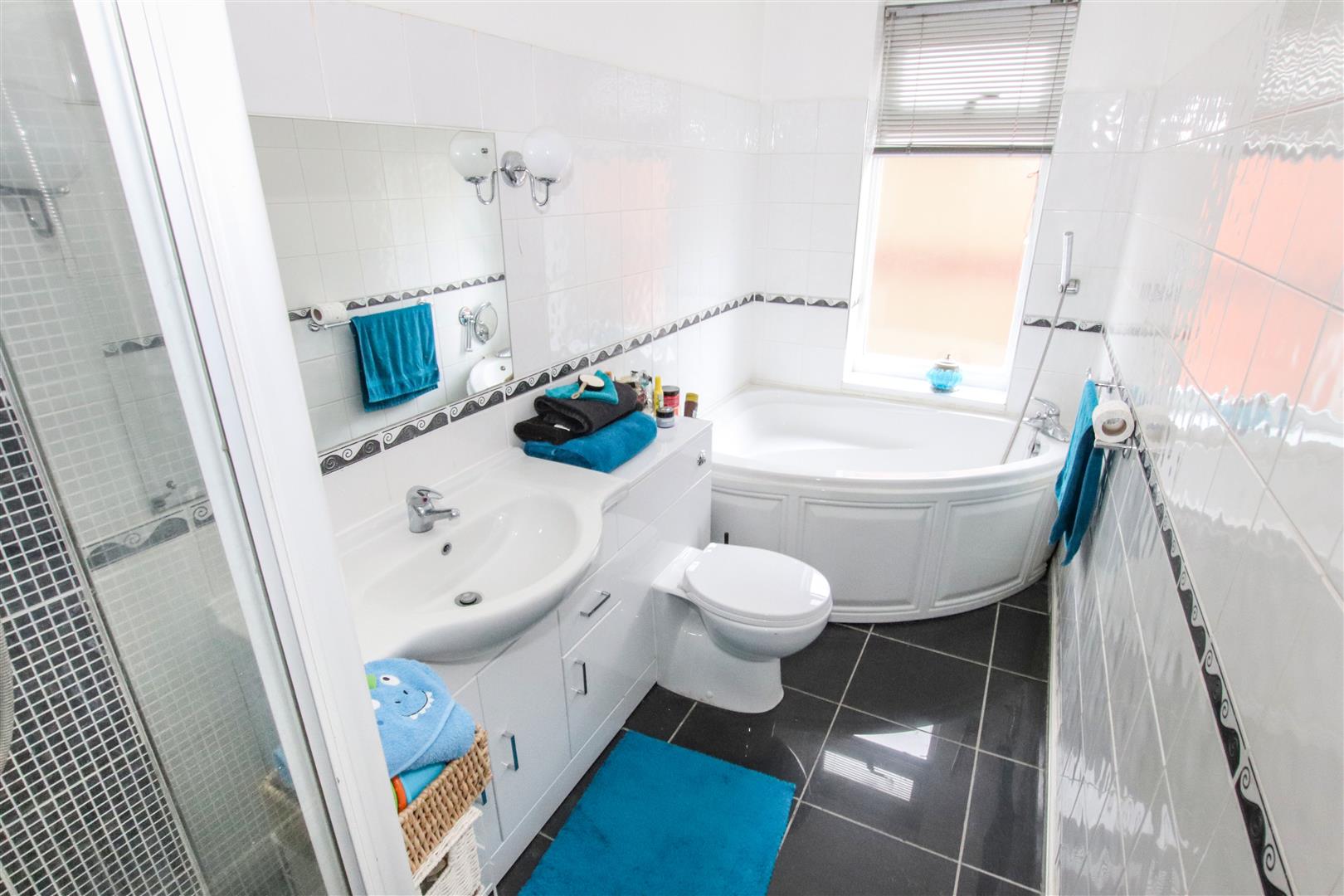 FIRST FLOOR FOUR PIECE FAMILY BATHROOM
